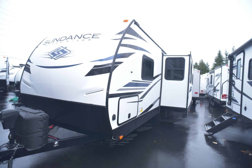 2022 HEARTLAND “Snake River” edition Sundance 262 RB trailer. ***One Only at This Price*** This is the huge bathroom floor plan. Plenty of room to get out of the shower and get dressed. The floor plan features a queen bedroom with a solid door, a couch/dinette slide-out and (almost) walk-in pantry. The Sundance trailers have a 3-year structural warranty and are loaded with features including: enclosed and heated tanks, aluminum framing with laminated fiberglass sidewalls, “slam-latch” baggage doors, electric tongue jack, MorRide “step-above” entrance steps (500lb rated), fiberglass front cap, barreled interior ceiling (6’9” overall height) and prepped for solar and backup camera.